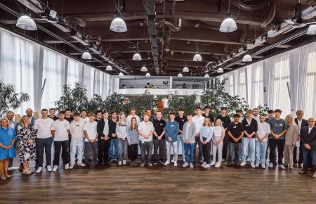 Gruppenbild der Beteiligten des Demag Ausbildungsstarts 2024.